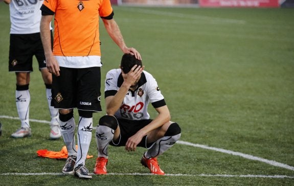 Un futbolista del Caudal, ayer, se lamenta tras la eliminación frente al Haro. 