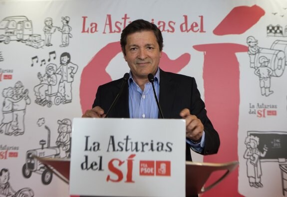 Javier Fernández, el pasado 24 de mayo, tras conocer el resultado de las elecciones que le sitúa como primera fuerza política. 