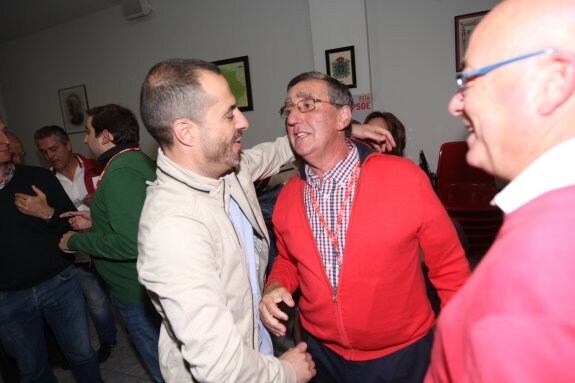 El candidato socialista Ángel García, 'Cepi', recibiendo una felicitación en la noche electoral. 