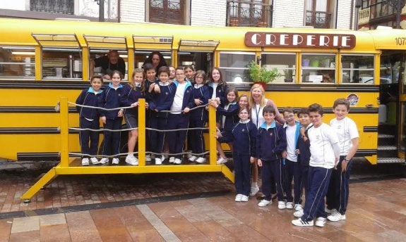 Los alumnos de 5º del Colegio Nuestra Señora del Rosario visitaron el campamento televisivo. 