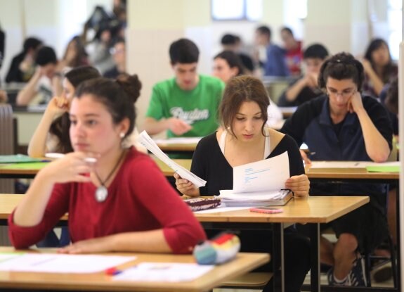 Una estudiante repasa los apuntes en los últimos minutos, antes de iniciar la PAU, en el campus gijonés. 