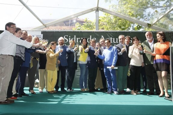 Autoridades y galardonados brindan con sidra de nueva expresión, en la panerona del Pueblo de Asturias. 