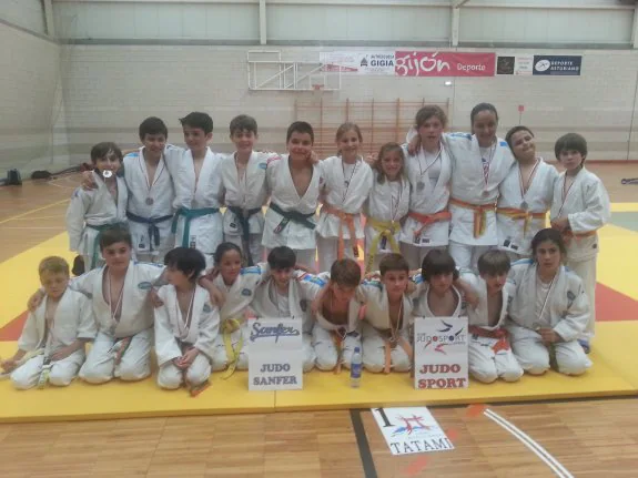 Medallistas del Judo Sanfer y el JudoSport de Luanco en Gijón. 