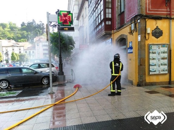 Los bomberos controlaron la fuga de gas que se produjo en la mañana de ayer en Ribadesella. 