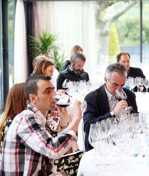 Un momento de la cata de Rioja Alta en Casa Lobato.