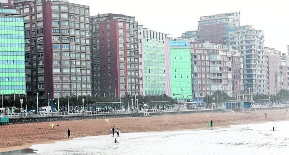 Estado de la playa en pleamar, ayer por la tarde, entre las escaleras 12 y 15. 