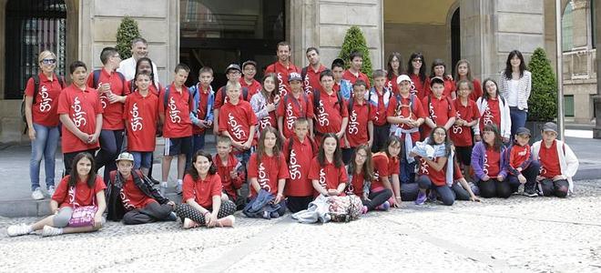 Alumnos y profesores de los colegios Generación del 27 y Manuel Barrio, ambos de León, con Luis Sainz (blanco) y Ana Braña. 