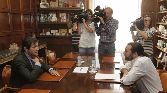 Javier Fernández le explica a Emilio León sus problemas de garganta al inicio del encuentro que mantuvieron el pasado jueves.