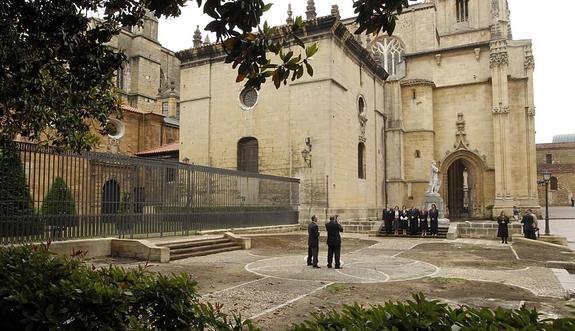 El jardín de Los Reyes Caudillos que da acceso a la capilla del Rey de Casto de la Catedral. 