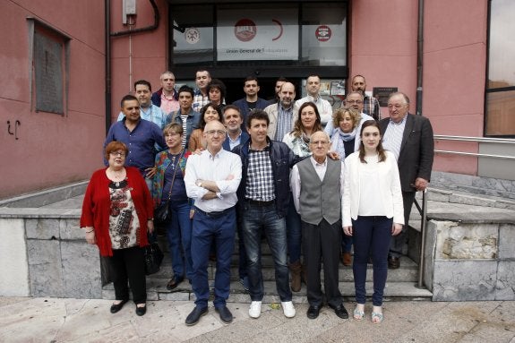 Foto de familia de la nueva gestora del PSOE de Mieres. 