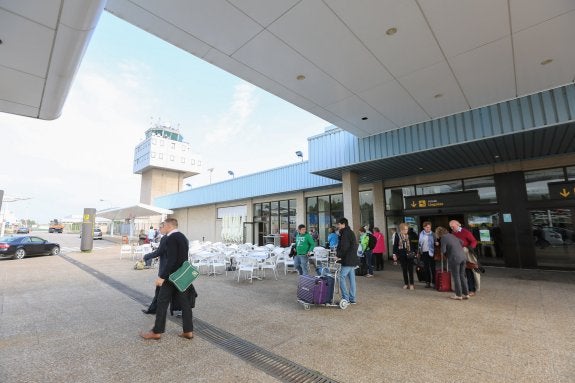 Los viajeros del vuelo de EasyJet procedente de Londres aterrizaron en hora pese a la convocatoria de huelga de los controladores. 
