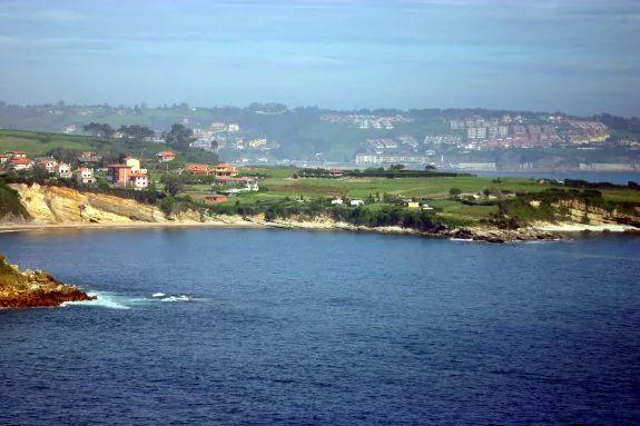 Vista del perfil de la costa de Antromero donde estaba previsto el desarrollo del plan litoral. 