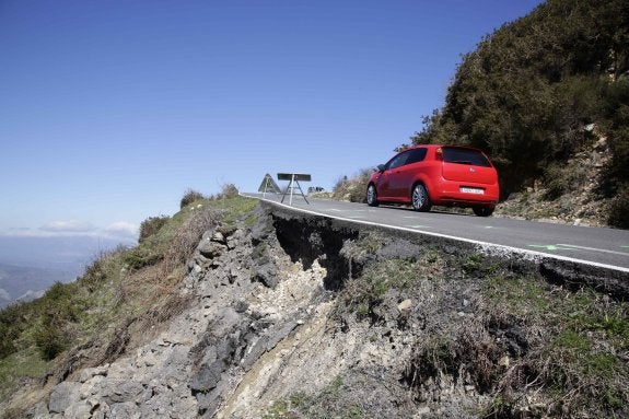 Uno de los peores tramos que presenta la carretera a los Lagos actualmente, con un importante desprendimiento. 