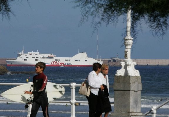 El 'Norman Asturias', en una de sus entradas en el puerto de El Musel, en pleno verano. 
