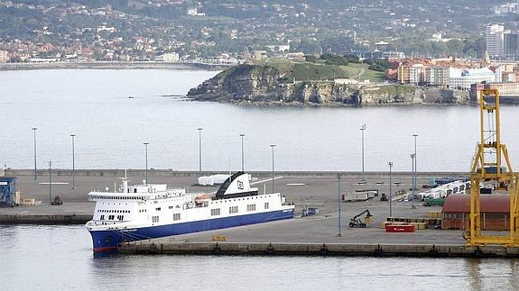 El barco 'Norman Atlántic' amarrado en El Musel poco antes de iniciar su último viaje a Nantes-Saint Nazaire