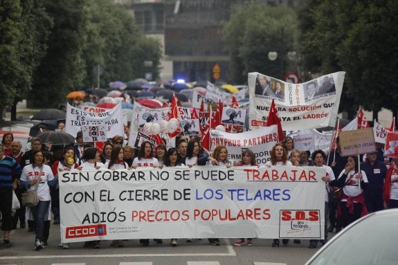 La imagen corresponde a la manifestación celebrada en apoyo de Los Telares el pasado miércoles en Sama y La Felguera.