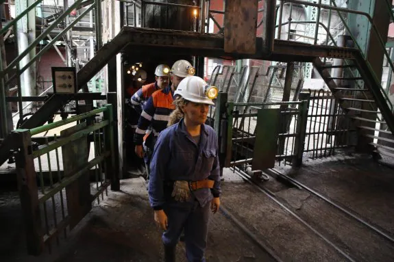 María Teresa Mallada, ayer durante una visita a las instalaciones del pozo Sotón. 