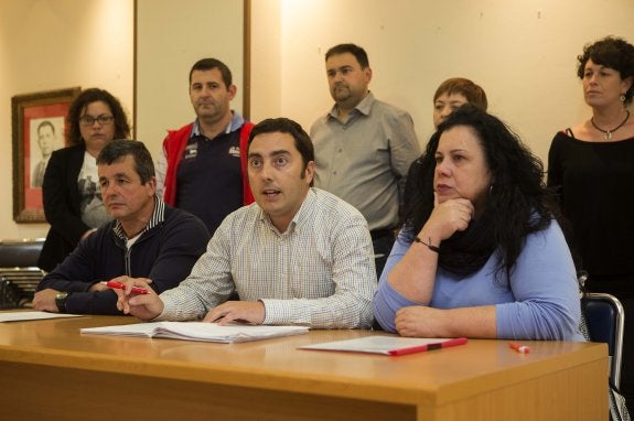 José María Vega, Gerardo Sanz e Isabel Fernández durante la rúbrica del acuerdo entre las tres formaciones. 