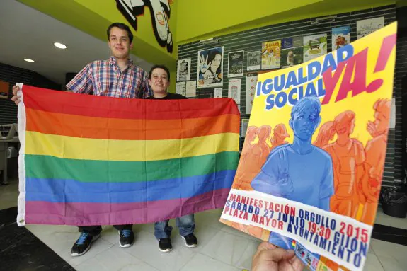 Diego Rendueles y Yosune Álvarez, con la bandera del orgullo gay en el Conseyu. 