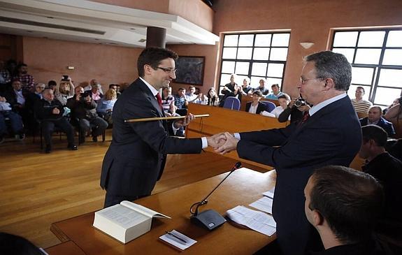 Enrique Fernández recibe el bastón de mando. 