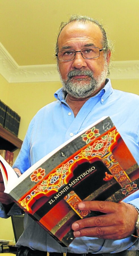 Armando Menéndez con su libro 'El monje mentiroso'. 
