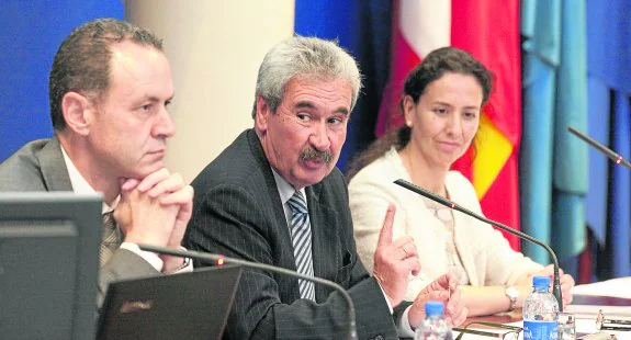 El director general de Fade, Alberto González; el consejero Graciano Torre y la nueva presidenta de Aefas, Eva Rodríguez. 
