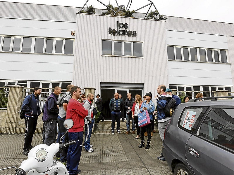 Un grupo de trabajadores de Los Telares, la pasada semana frente a las oficinas de Las Arobias