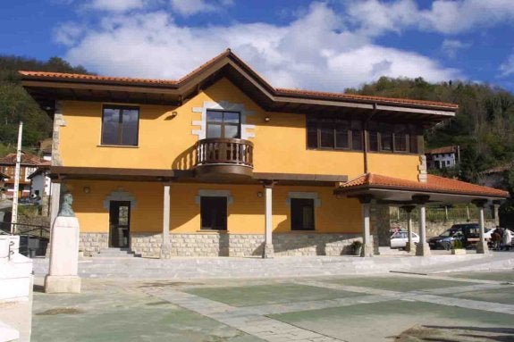 El nuevo equipo de gobierno se ha encontrado el Ayuntamiento de Ponga en una situación tan delicada que en las arcas locales no pueden asumir la liberación de concejales. 