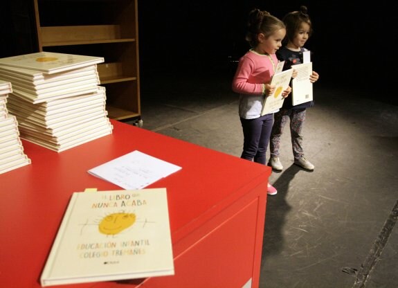 Dos alumnas de infantil del colegio de Tremañes presentan su libro en el Ateneo de La Calzada. 