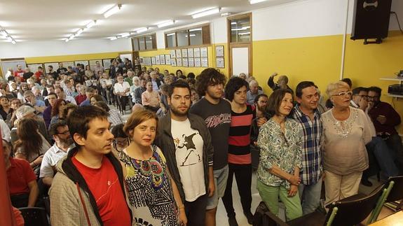 Más de doscientas personas llenaron ayer un salón del colegio de Fozaneldi para apoyar a los seis concejales de Somos.