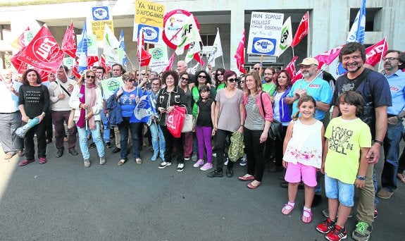 Concentración de profesores ante la Consejería de Educación, ayer por la tarde, en protesta por las políticas del Gobierno regional.