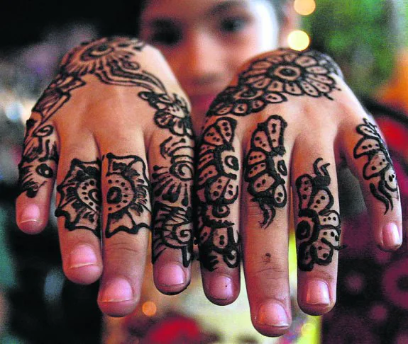 Un tatuaje realizado con henna negra.