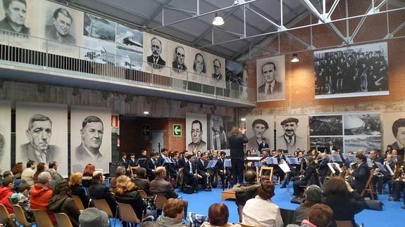 La nave rehabilitada de Ortiz sirvió de escenario de los conciertos de la Banda de Música. 