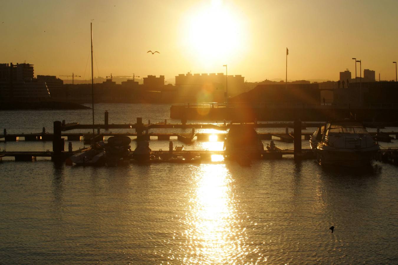 Puesta de sol en el Puerto Deportivo de Gijón