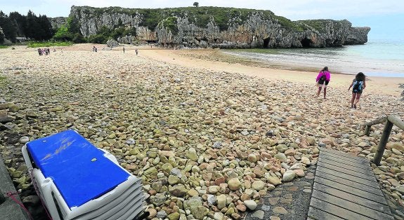 La acumulación de piedras en la playa de Cuevas del Mar es más que evidente, después de que las mareas no consiguiesen regenerarla. 