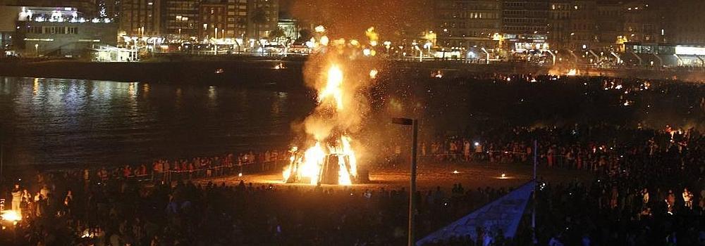 Fiesta de San Juan en la playa de Poniente.