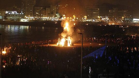 Fiesta de San Juan en la playa de Poniente.