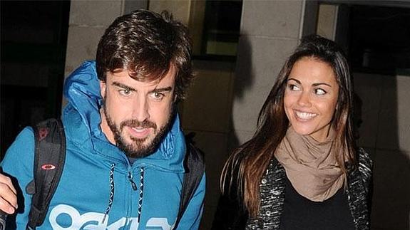 Fernando Alonso y Lara Álvarez en el Aeropuerto de Asturias 