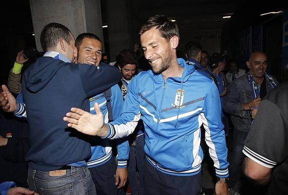 David Fernández, tras el partido en Cádiz, a la llegada del equipo a Oviedo.