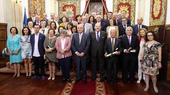 La consejera de Educación en funciones y el rector, en el centro, con los distinguidos ayer.