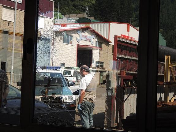 Los ladrones accedieron a Comercial Porley rompiendo el cristal de la oficina, única zona sin sensores. 