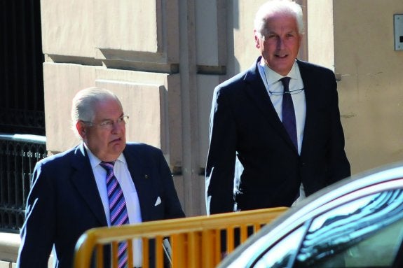 El ex director de la Autoridad Portuaria, José Luis Díaz Rato, llega a la Audiencia acompañado por su abogado Viliulfo Díaz.