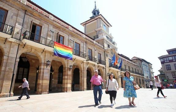 La bandera arcoíris se puede ver en uno de los balcones del Consistorio desde ayer por la mañana. 
