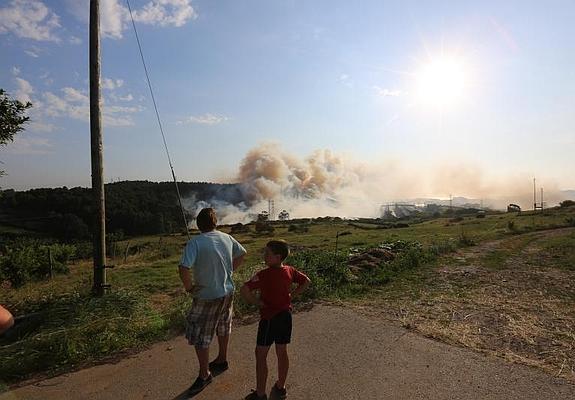 La intensa humareda generada por el fuego cerca de Alcoa.