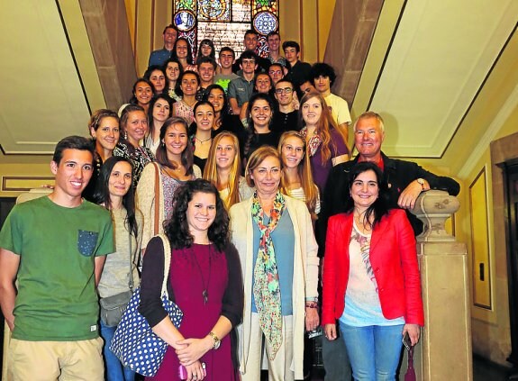 Foto de familia de los estudiantes y la alcaldesa.