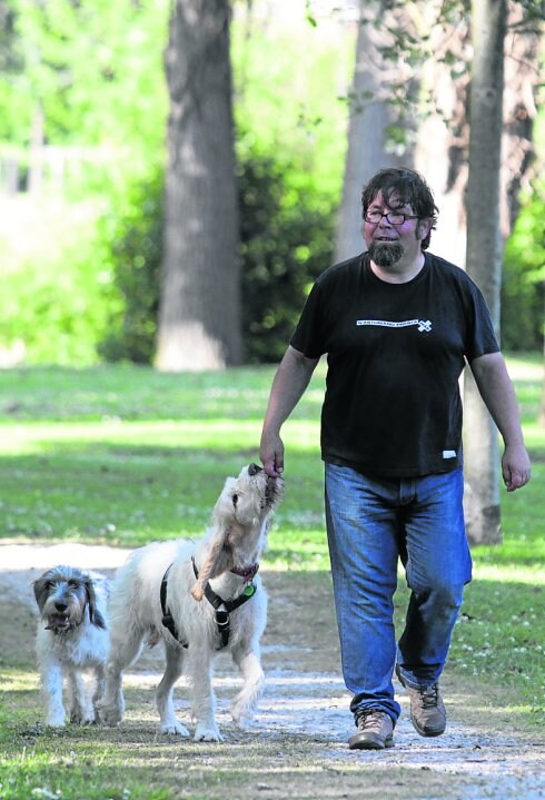 Marín Estrada, con su perros, 'Rima' y 'Cooper'.