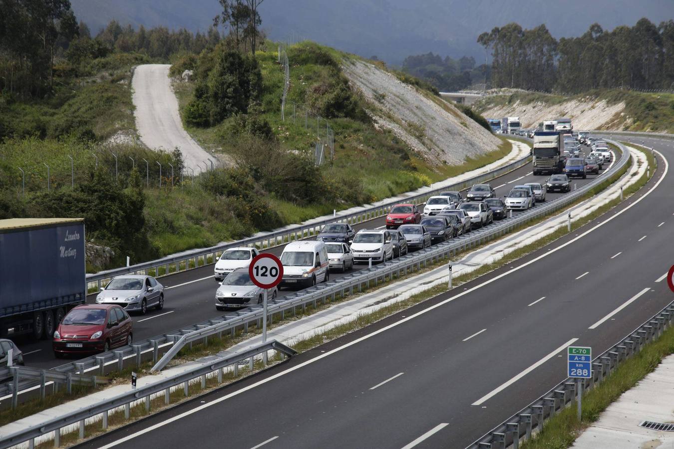 Retenciones de tráfico en la A8, a la altura de Riego.