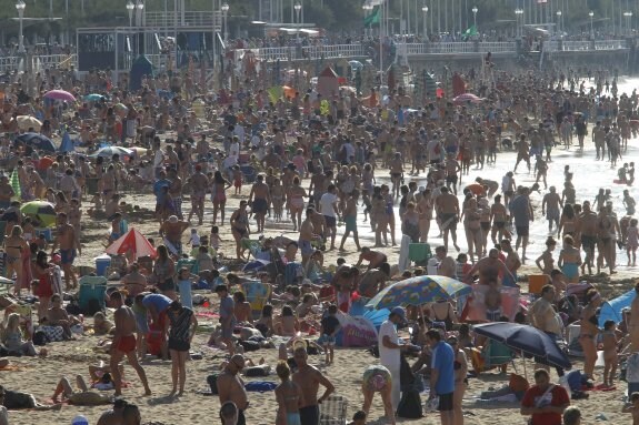 La gijonesa playa de San Lorenzo se llenó de bañistas ayer, en una jornada que fue calurosa en toda la región. 