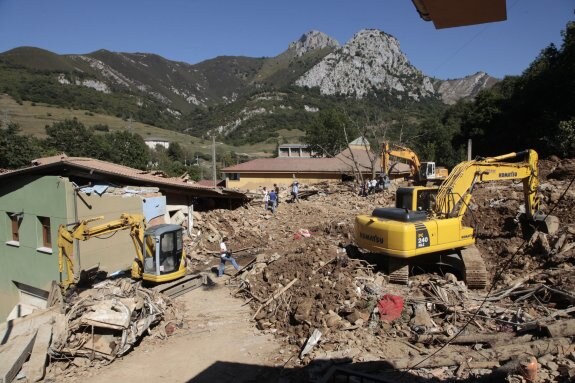 Desescombro de la zona afectada por el accidente de 2012. 