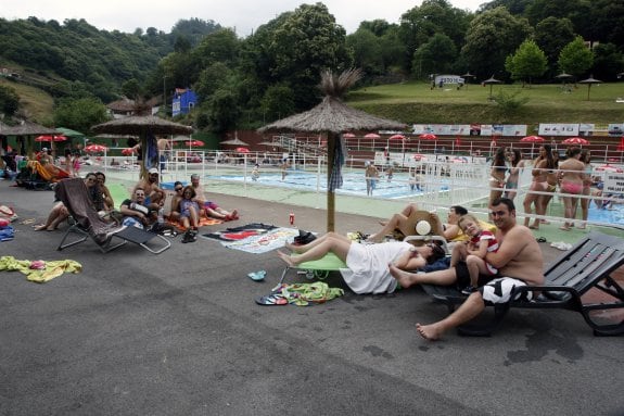350 personas en las piscinas de Turón
